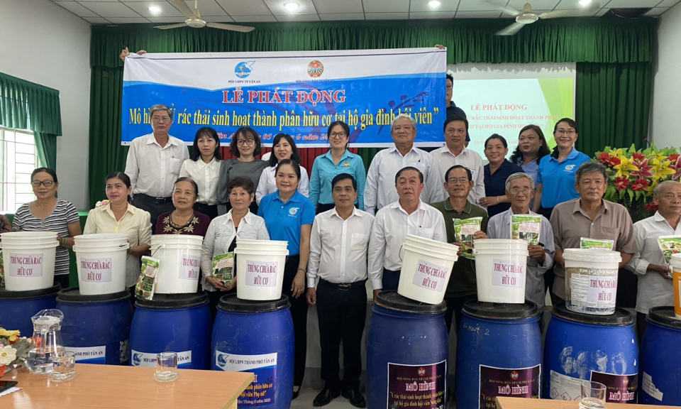 Tp. Tân An thực hiện mô hình ủ rác thải sinh hoạt thành phân hữu cơ tại hộ gia đình