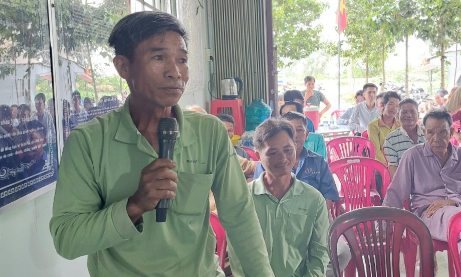 Bí thư Đảng ủy xã Hưng Điền B đối thoại với nhân dân
