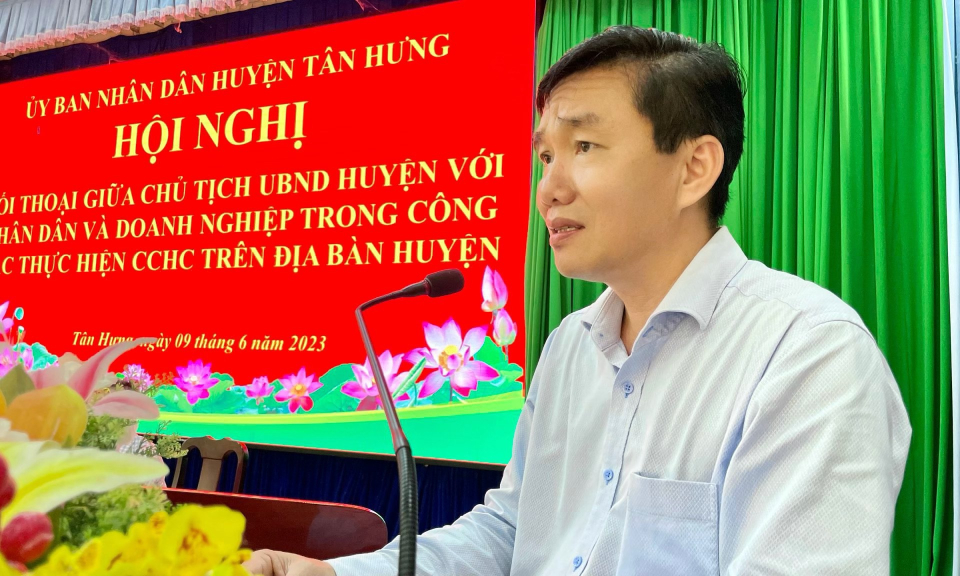  Chủ tịch UBND huyện Tân Hưng đối thoại với Nhân dân trong công tác cải cách hành chính 