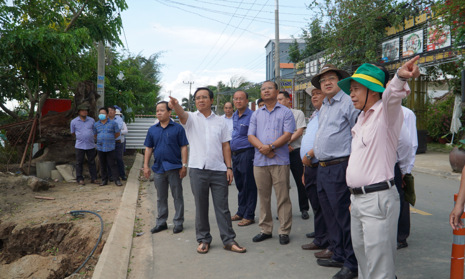 Bí thư Tỉnh ủy Long An khảo sát thực tế, chỉ đạo khắc phục sự cố sạt lở bờ sông Cần Giuộc