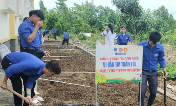 Tân Hưng ra quân Ngày cao điểm chiến sĩ tình nguyện “Vì đàn em thân yêu” năm 2023
