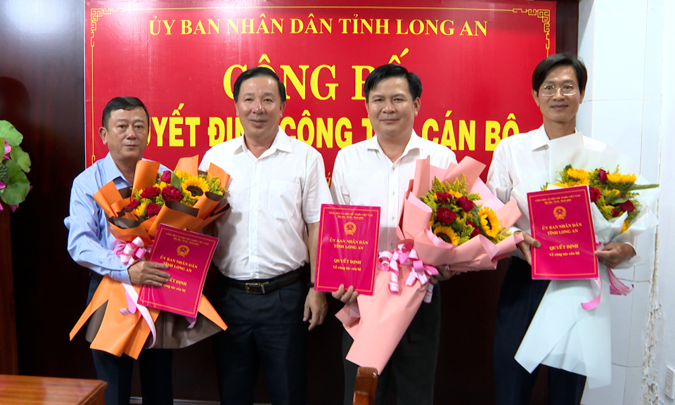 UBND tỉnh công bố các quyết định về công tác cán bộ