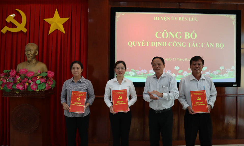 Huyện ủy Bến Lức trao Quyết định công tác cán bộ