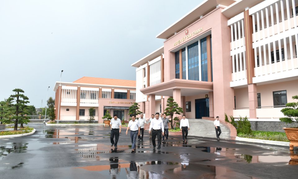 Đoàn cán bộ nguyên lãnh đạo tỉnh thăm Huyện ủy Tân Thạnh