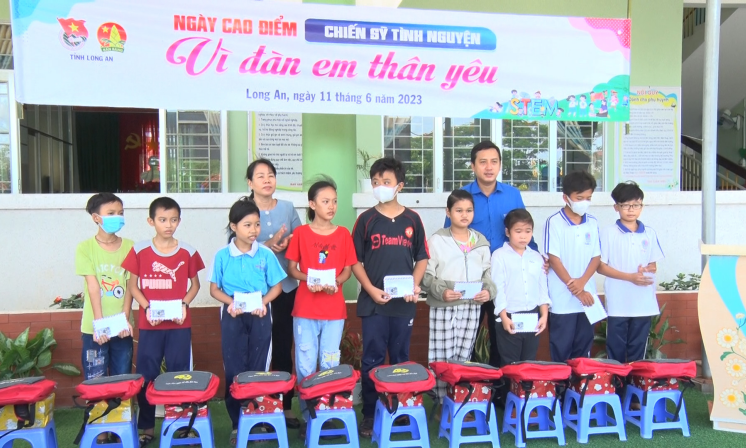 Trao quà cho học sinh có hoàn cảnh khó khăn Trường mẫu giáo Nhơn Thạnh Trung