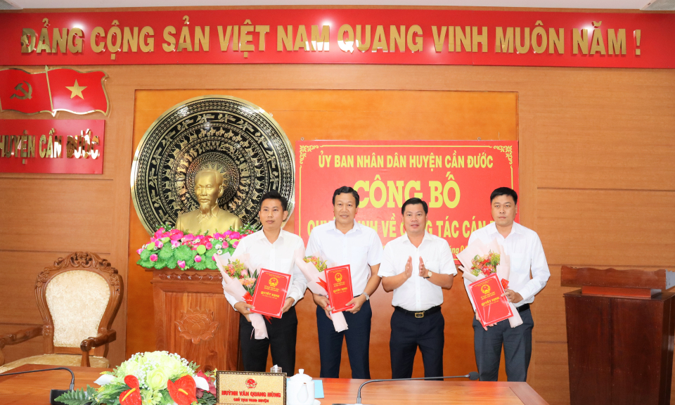 Ủy ban Nhân dân huyện Cần Đước trao quyết định về công tác cán bộ