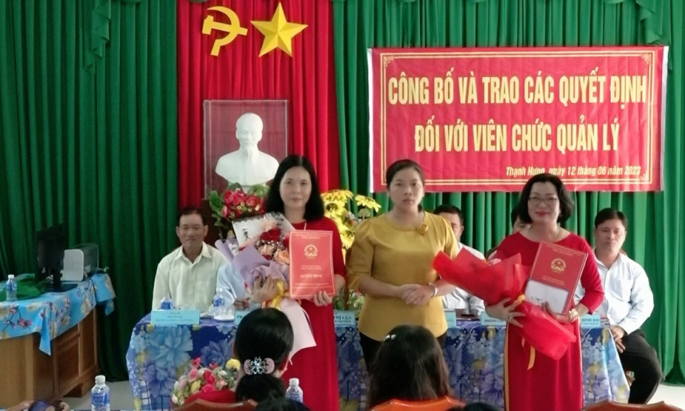  UBND thị xã Kiến Tường công bố các quyết định về công tác cán bộ