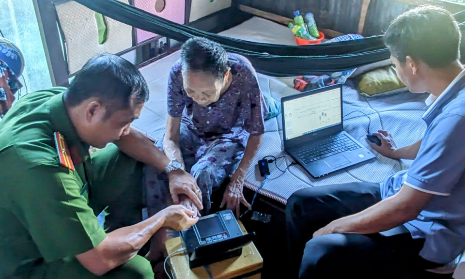 Công an huyện Tân Hưng đến tại nhà cấp căn cước công dân cho người già yếu, bệnh tật