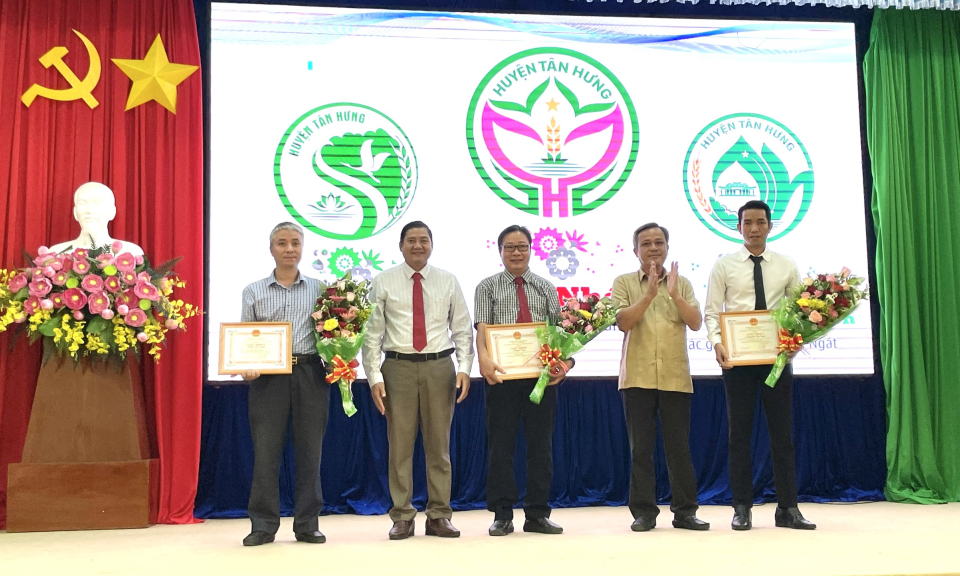 Tân Hưng công bố và trao giải thưởng Cuộc thi sáng tác biểu trưng (logo) huyện