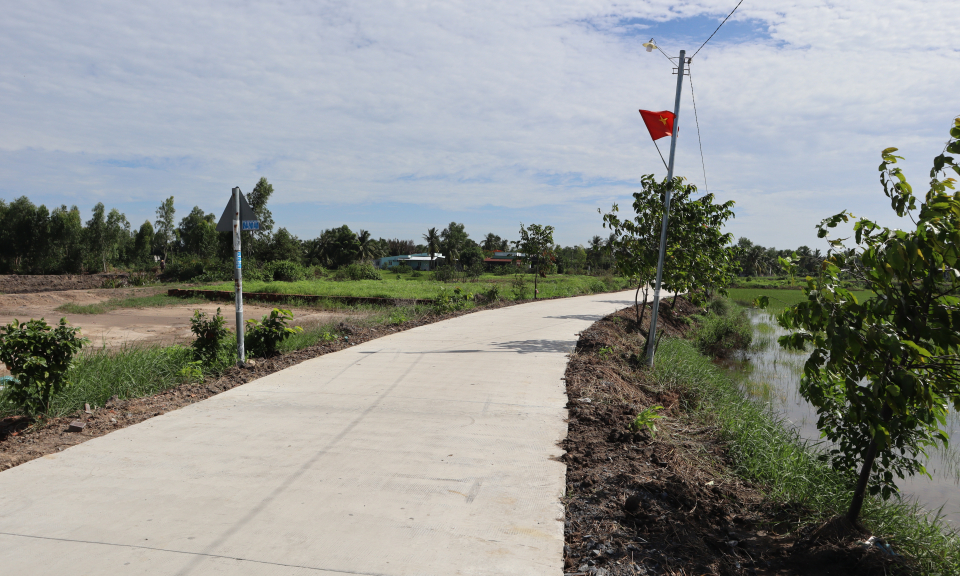 Khánh thành và gắn biển công trình chào mừng Đại hội Công đoàn huyện Bến Lức