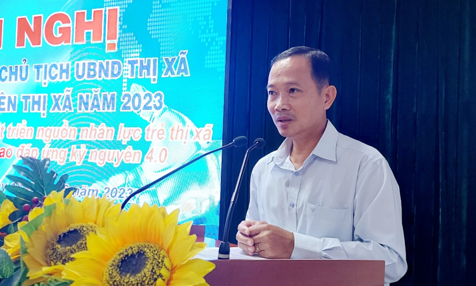 Chủ tịch UBND thị xã Kiến Tường đối thoại với thanh niên về phát triển nguồn nhân lực trẻ
