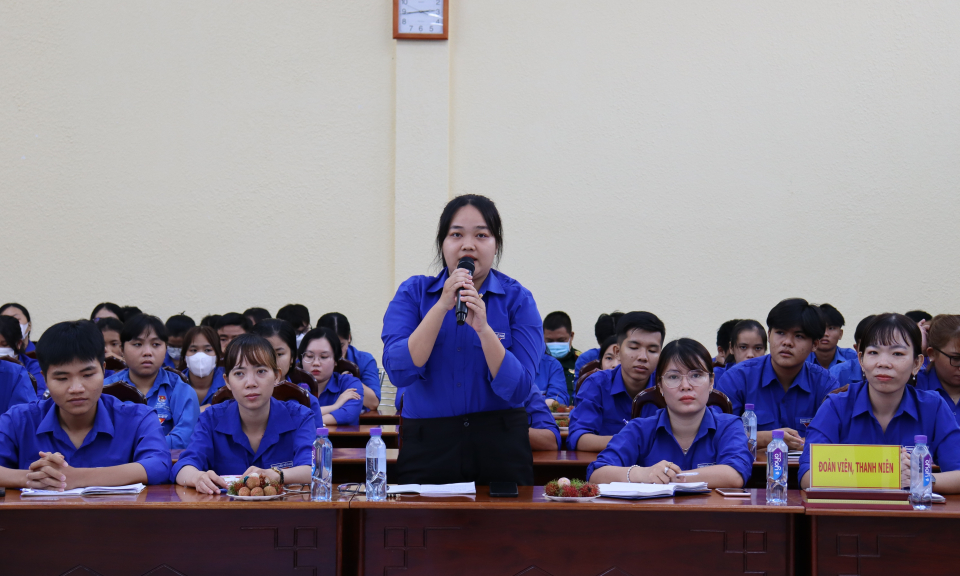 Chủ tịch UBND huyện Cần Giuộc đối thoại với thanh niên