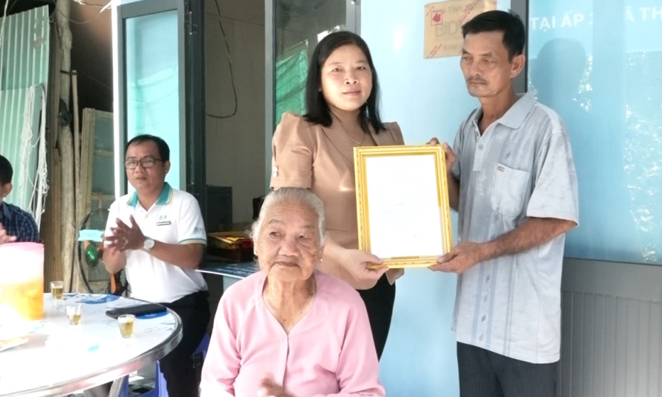 Kiến Tường:  Ngân hàng BIDV trao tặng nhà tình nghĩa.