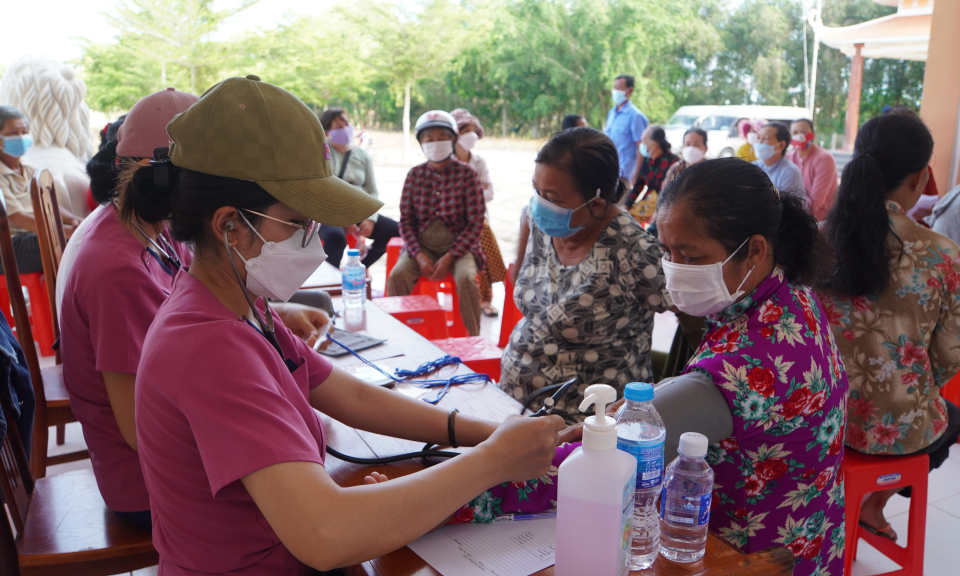 Bệnh viện Đa khoa Long An Segaero khám bệnh, cấp thuốc miễn phí cho 300 người dân huyện Mộc Hóa