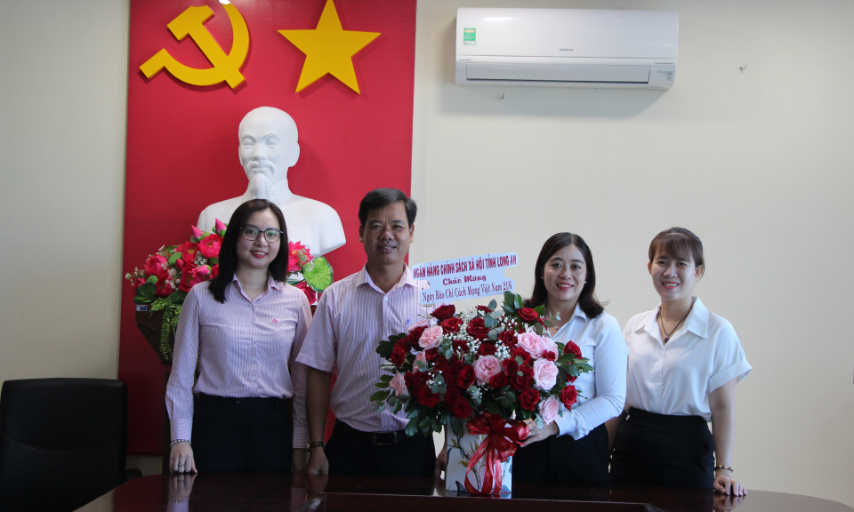  Ngân hàng Chính sách xã hội huyện Thủ Thừa chúc mừng ngày Báo chí Cách mạng Việt Nam 21/6