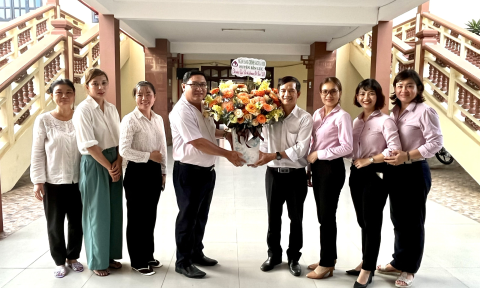 Ngân hàng Chính sách xã hội huyện Bến Lức chúc mừng Ngày Báo chí Cách mạng Việt Nam 21/6