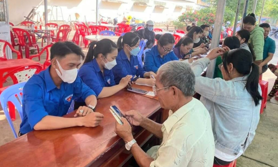 Tân Hưng vượt chỉ tiêu đợt cao điểm cấp tài khoản định danh điện tử mức độ 2