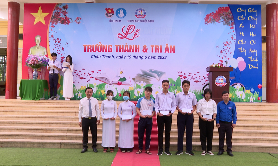 Nhiều cảm xúc với lễ tri ân, trưởng thành của các em học sinh lớp 12