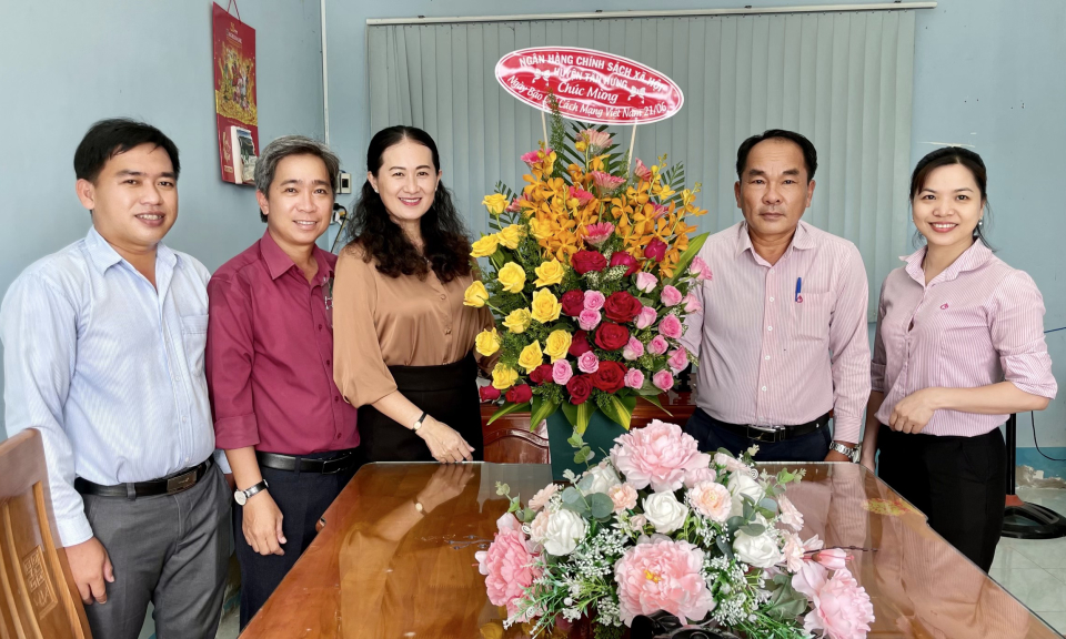 Phòng Giao dịch Ngân hàng Chính sách xã hội huyện Tân Hưng chúc mừng ngày Báo chí Cách mạng Việt Nam 21/6