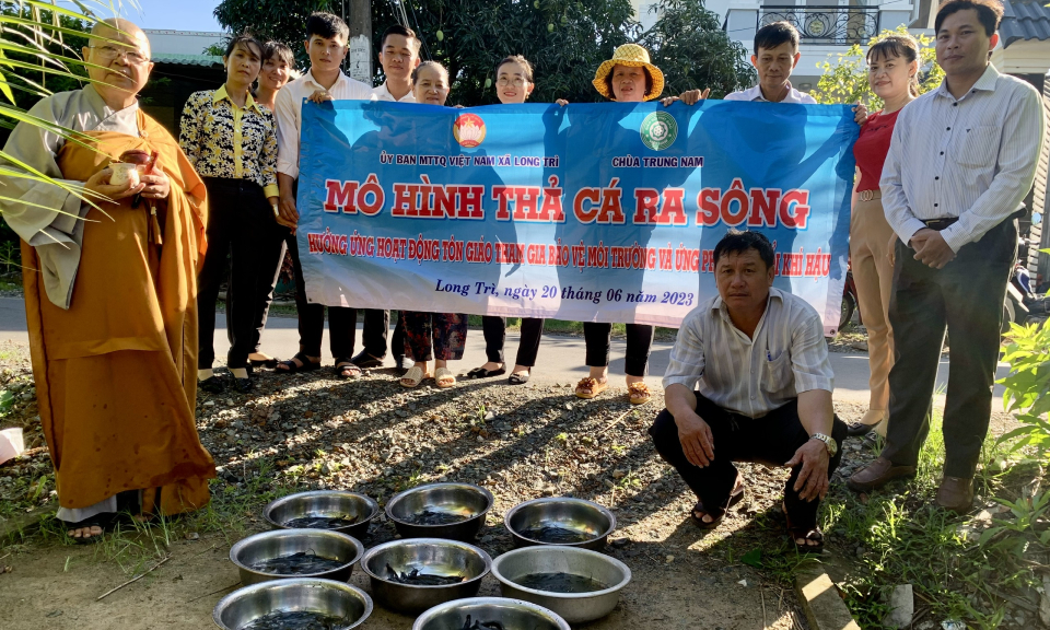 Xã Long Trì tổ chức mô hình thả cá ra sông, tham gia bảo vệ môi trường