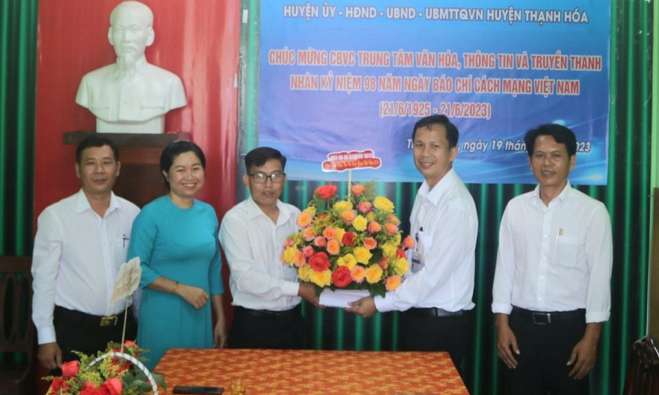Thạnh Hóa: Các cơ quan, đơn vị chúc mừng Ngày Báo chí Cách mạng Việt Nam 21/6