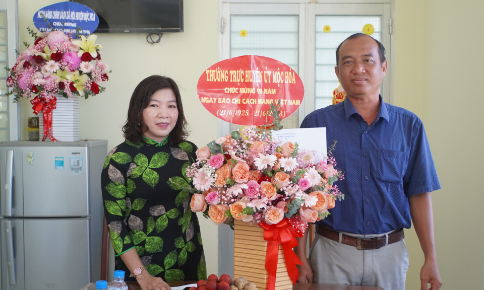 Lãnh đạo huyện Mộc Hóa chúc mừng Trung tâm VHTT-TT huyện nhân Ngày Báo chí Cách mạng Việt Nam 21/6