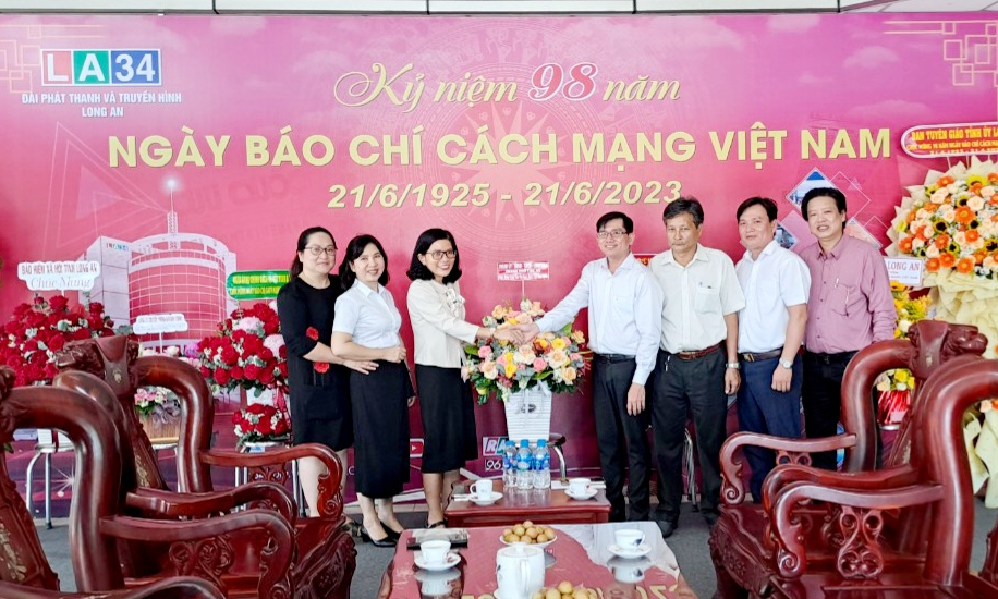 Lãnh đạo thành phố Tân An chúc mừng ngày Báo chí Cách mạng Việt Nam 21/6