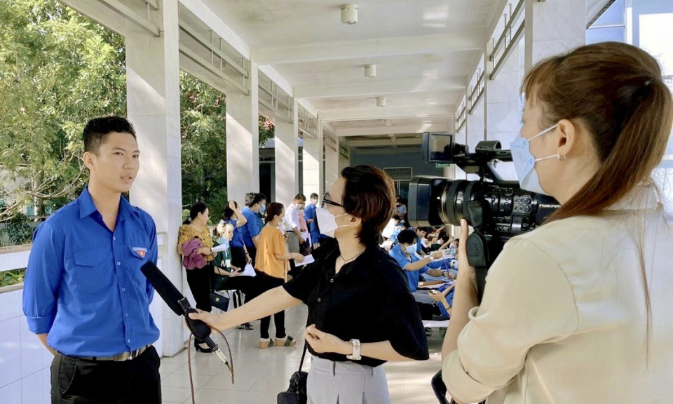 Ngọn lửa nhiệt huyết với nghề của đội ngũ phóng viên huyện Bến Lức