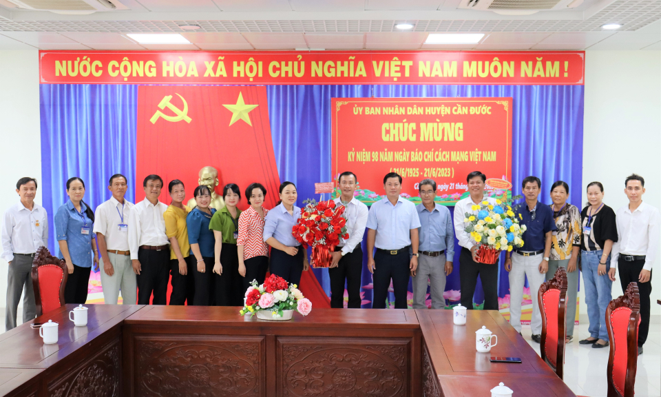 Chủ tịch UBND huyện Cần Đước chúc mừng ngày Báo chí cách mạng Việt Nam