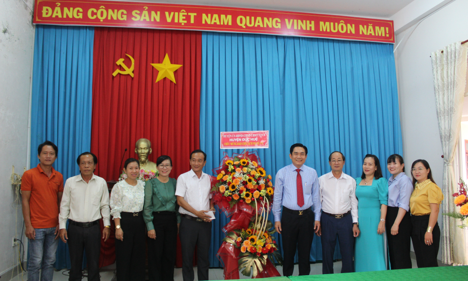 Lãnh đạo huyện Đức Huệ chúc mừng Ngày Báo chí Cách mạng Việt Nam