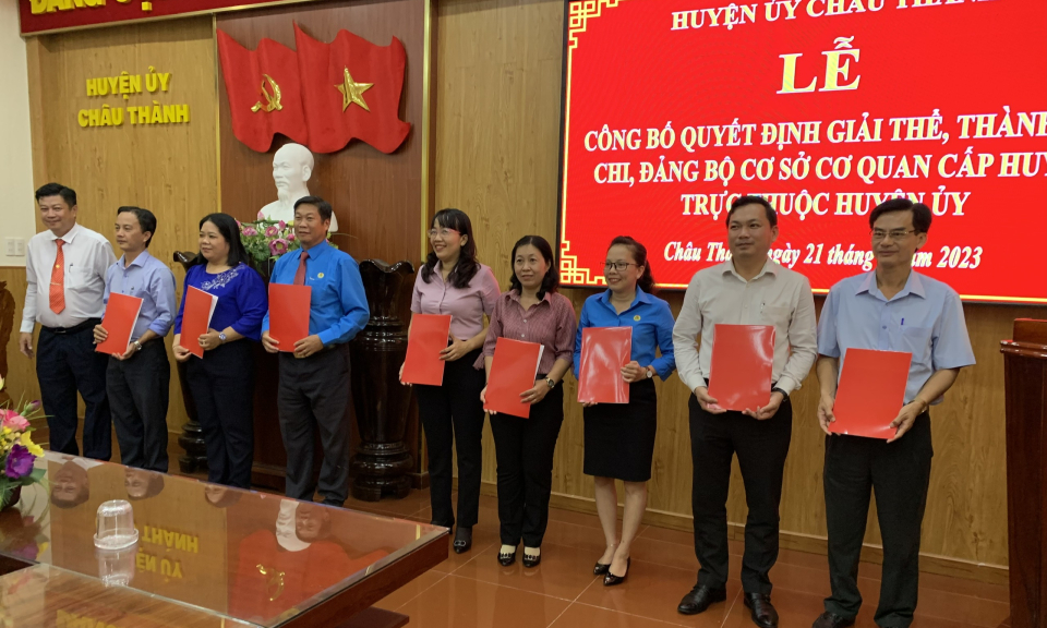 Châu Thành công bố các quyết định giải thể, thành lập mới các chi, đảng bộ cơ sở