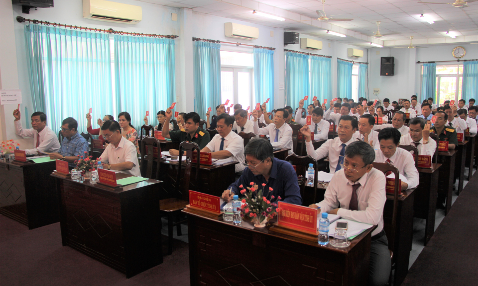 Thủ Thừa: Hội nghị Huyện ủy lần thứ 13