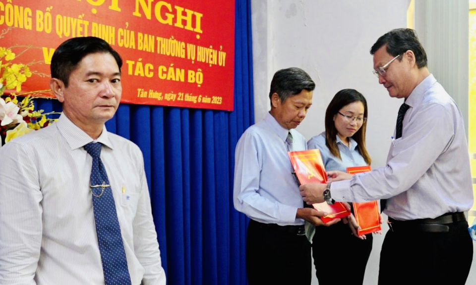 Huyện ủy Tân Hưng công bố quyết định của Ban Thường vụ về công tác cán bộ