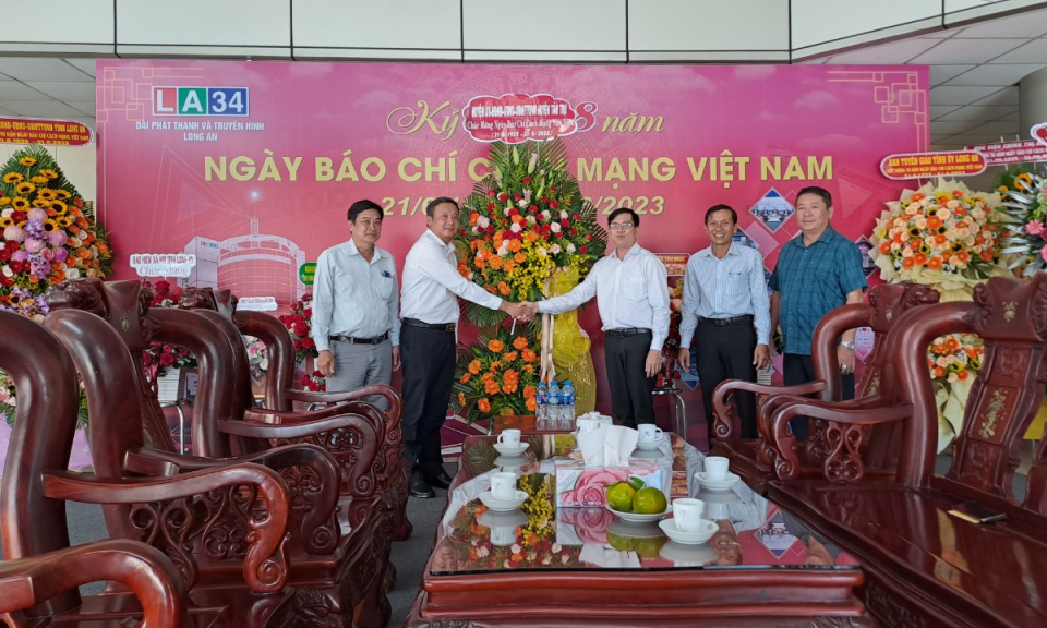 Các cơ quan, đơn vị, doanh nghiệp chúc mừng Đài PT&TH Long An nhân dịp 21/6