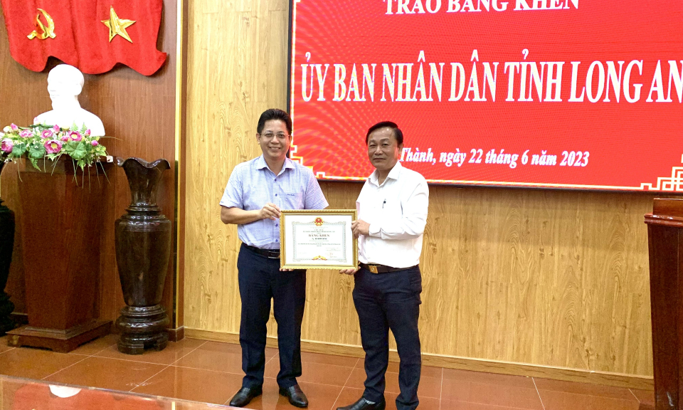 Trao Bằng khen của Chủ tịch UBND tỉnh cho Bí thư Huyện ủy Châu Thành