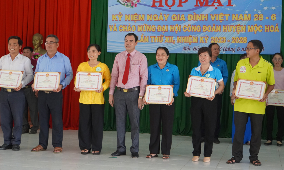 Huyện Mộc Hóa tổ chức Họp mặt ngày Gia đình Việt Nam 28/6