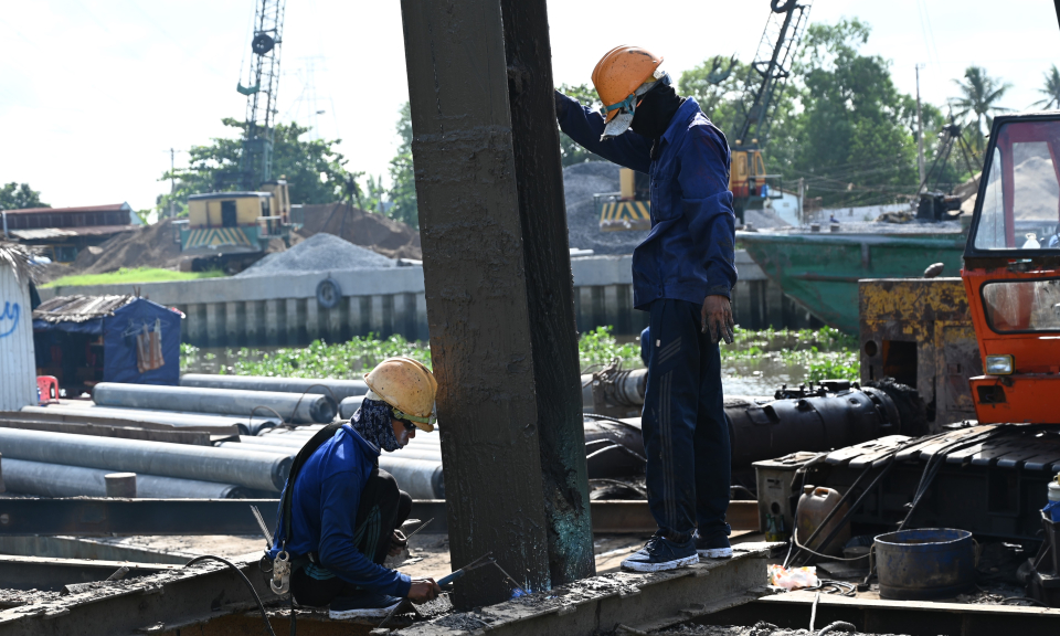 Thi công khoảng 900m Kè chống sạt lở, xâm nhập mặn sông Vàm Cỏ Đông, huyện Bến Lức