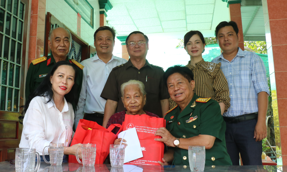 Thăm, tặng quà các Mẹ Việt Nam Anh hùng tại Tân Trụ