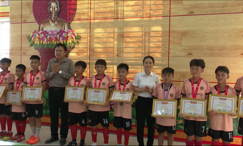 Tân Hưng tuyên dương đội bóng nhi đồng đạt giải nhì cấp tỉnh năm 2023