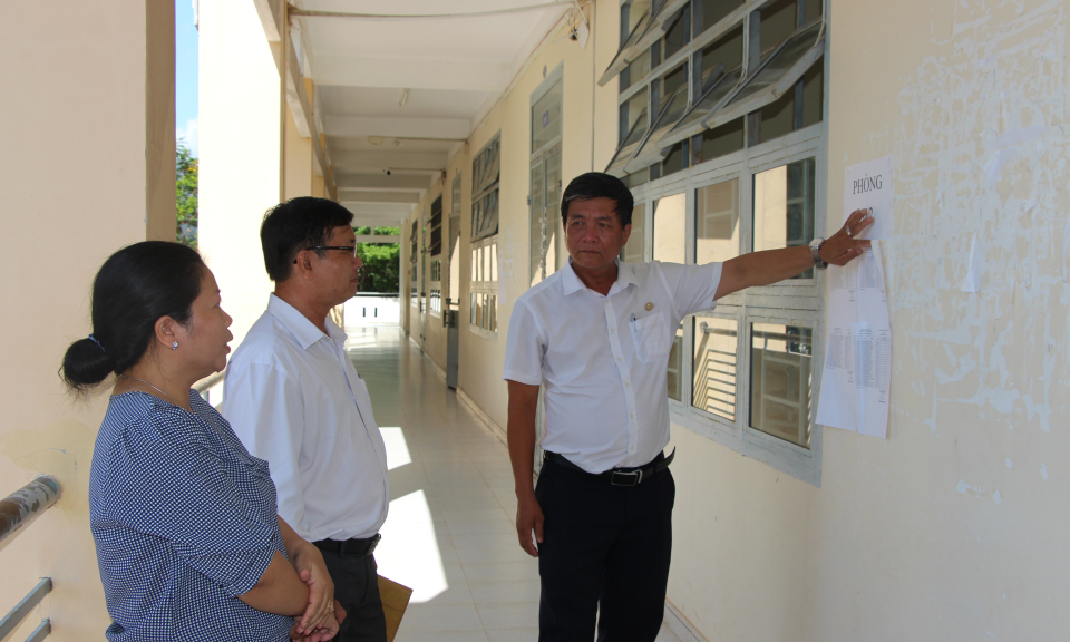  Phó Chủ tịch UBND huyện kiểm tra công tác chuẩn bị thi Tốt nghiệp Trung học Phổ thông