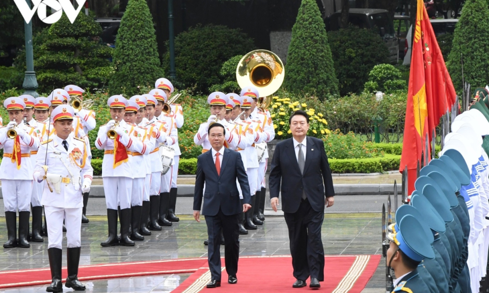 Việt Nam bắn đại bác chào mừng Tổng thống Hàn Quốc và Phu nhân