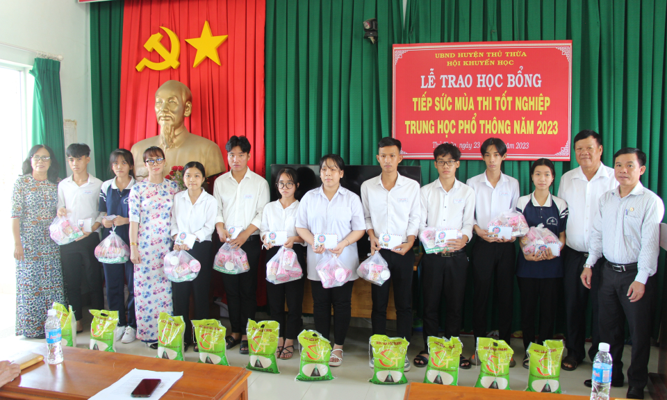 Thủ Thừa trao học bổng Tiếp sức mùa thi năm 2023