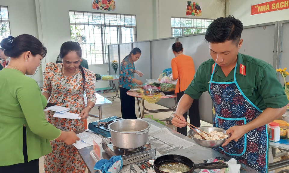 Thạnh hóa tổ chức Hội thi “Bữa cơm ấm áp tình Quân - Dân”