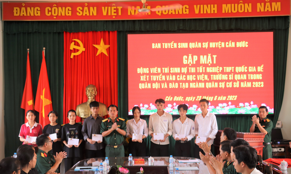 Cần Đước tổ chức gặp mặt thí sinh dự thi THPT để xét tuyển vào các học viện, trường sĩ quan quân đội