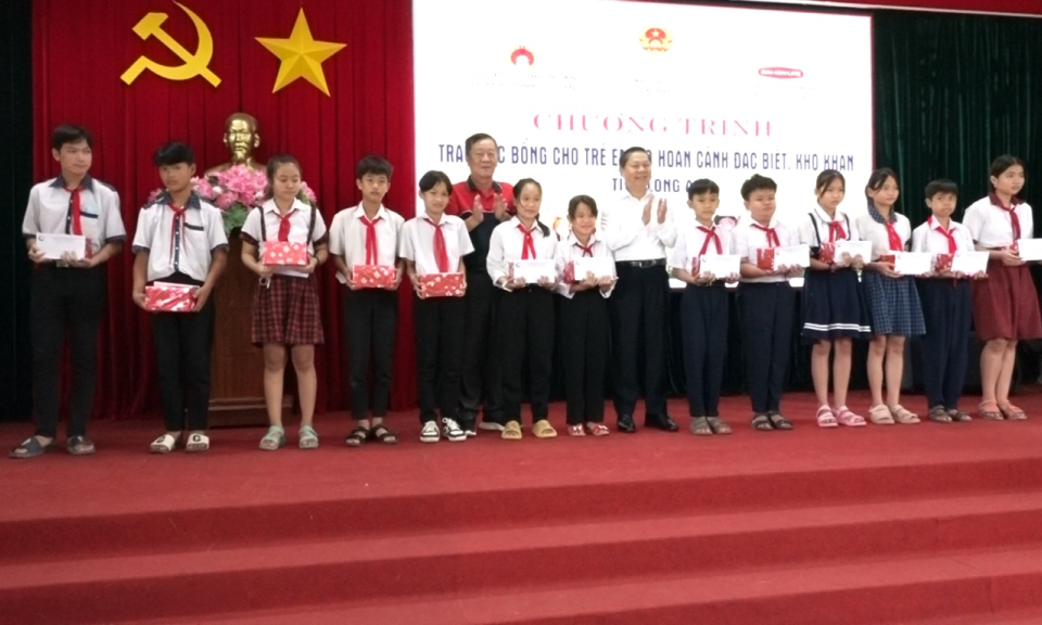 Thứ trưởng Bộ Lao động - Thương binh và Xã hội trao học bổng tại Kiến Tường
