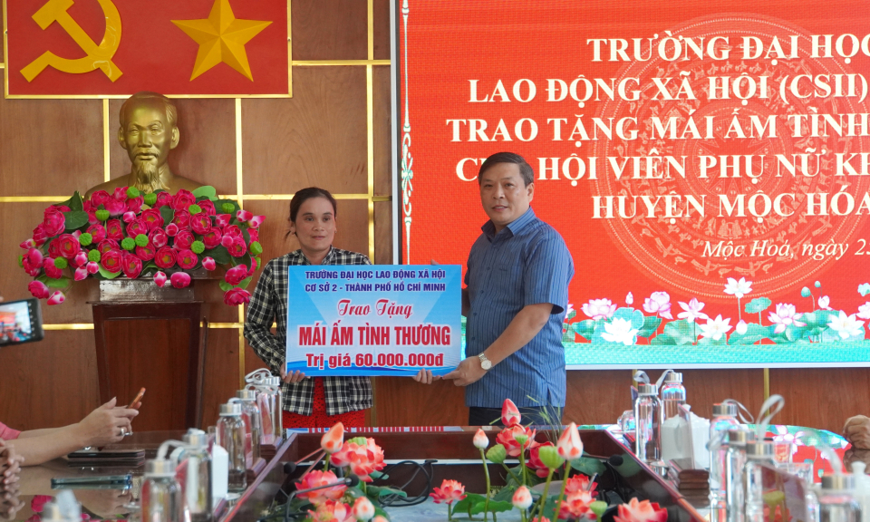 Trường Đại học Lao động Xã hội Thành phố Hồ Chí Minh trao tặng Mái ấm tình thương tại huyện Mộc Hóa