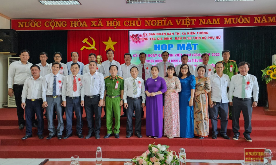 Thị xã Kiến Tường họp mặt ngày Gia đình Việt Nam 28/6