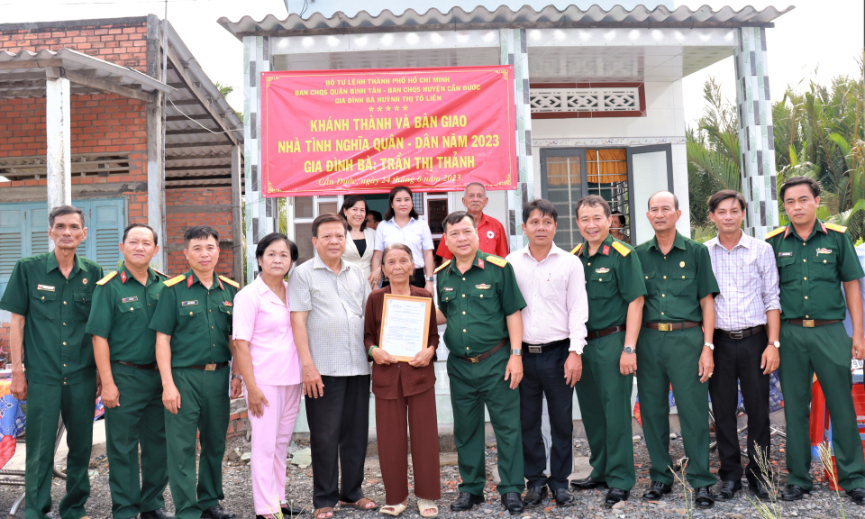 Ban chỉ huy quân sự huyện Cần Đước bàn giao nhà tình nghĩa quân - dân cho gia đình Liệt sĩ