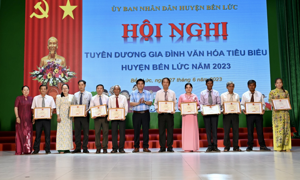 Huyện Bến Lức tuyên dương 72 gia đình văn hóa tiêu biểu năm 2023