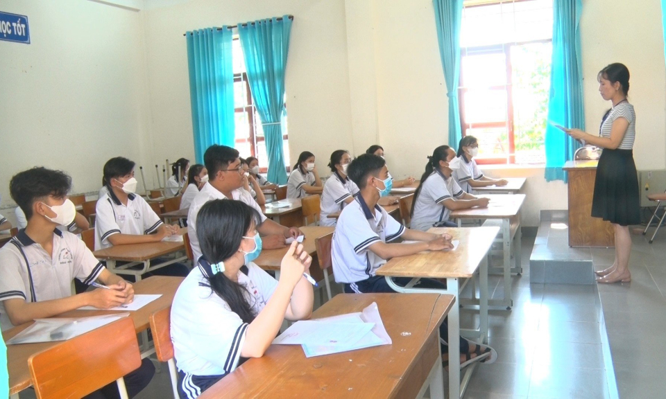 Đức Hòa gần 2400 thí sinh làm thủ tục dự thi kỳ thi tốt nghiệp THPT năm 2023